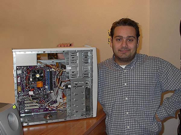 Tony Barattiero al lavoro durante la riparazione di un PC nel laboratorio Tibbi Computer (2001-2007)