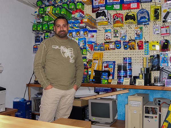 Tony Barattiero all'interno del negozio Tibbi Computer - Pinetamare