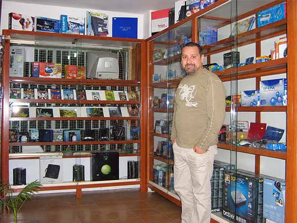 Tony Barattiero all'interno del negozio Tibbi Computer - Pinetamare